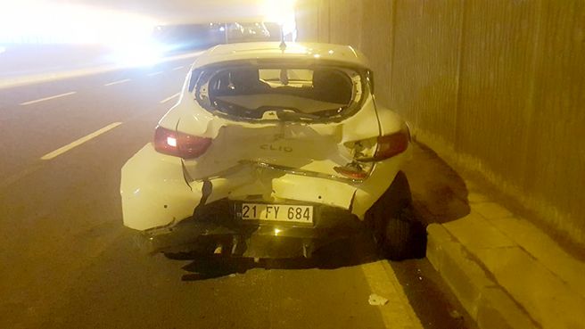 Diyarbakır'da alkollü sürücü seyir halindeki araca arkadan çarptı: 2 yaralı 