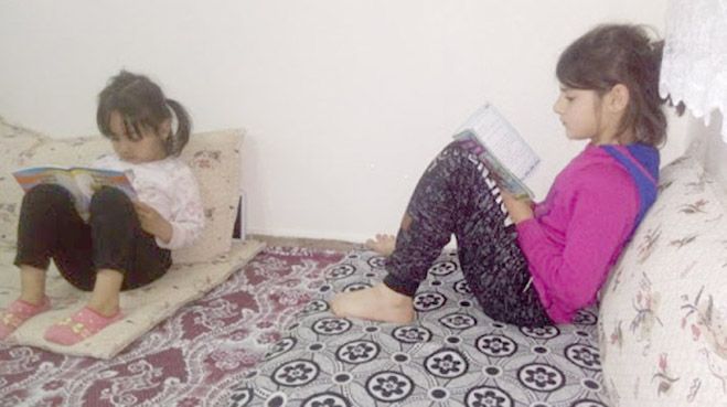 Gercüş'te öğrenciler aileleri ile birlikte kitap okuyor