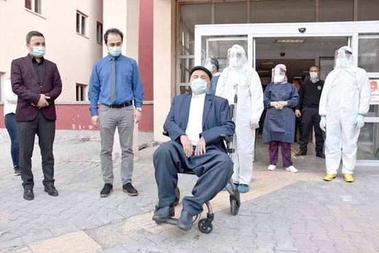 Hakkari'de 81 yaşındaki kanaat önderi koronavirüsü yendi