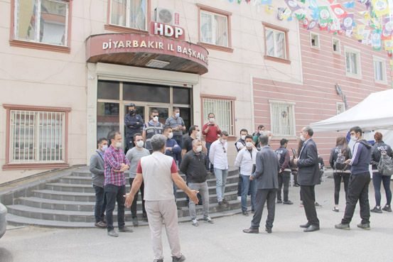 HDP'lilerin güldüğü evlat nöbetindeki aileler sinir krizi geçirdi