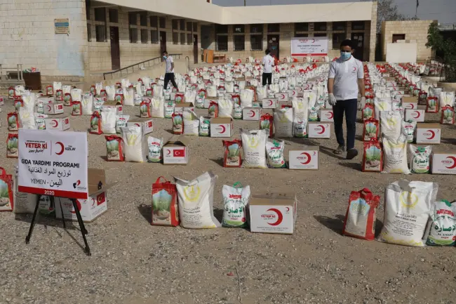 Kızılay, Yemen'de gıda kolisi dağıttı