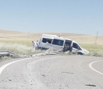 Şanlıurfa'da yolcu minibüsü şarampole devrildi: 13 yaralı