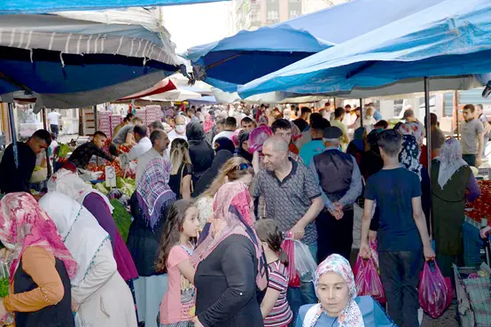 Diyarbakır'da yasak öncesi pazarda yoğunluk oluştu