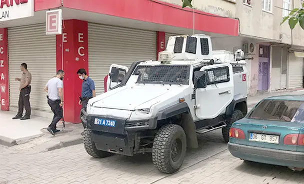 Diyarbakır'da devriye gezen polis ekibine saksı atıldı: 1 polis yaralandı