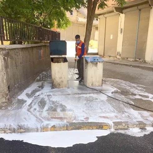 Ergani'de çöp konteynerleri dezenfekte ediliyor