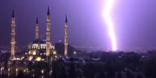 Başkent Ankara şimşek fırtınası başladı