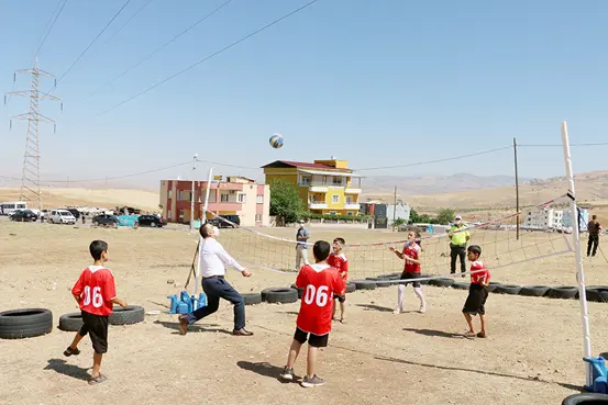 Siirt Valisi Hacıbektaşoğlu, lastik sahayla gündeme gelen çocuklarla voleybol oynadı