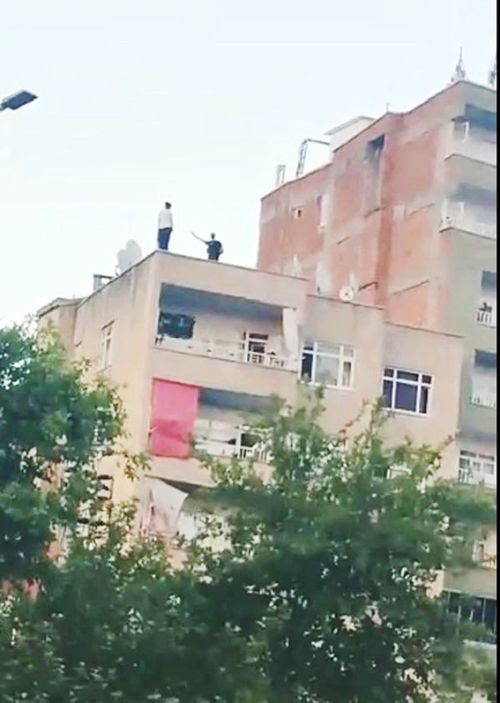 Binanın çatısında intihara kalkıştı, inmesi için polis ikna etti