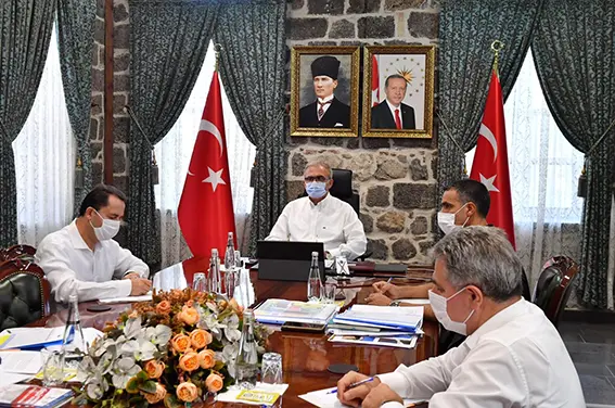 Diyarbakır Valisi Karaloğlu daire başkanlarıyla bir araya geldi