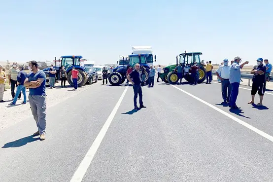 Elektrikleri kesilen çiftçiler İpekyolu’nu trafiğe kapattı