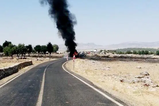 Diyarbakır'da lastik dolu kamyon alev alev yandı
