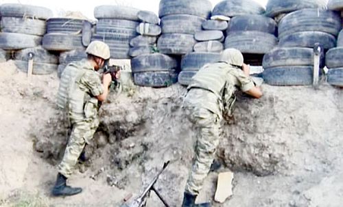 Azerbaycan askeri, eli tetikte Ermeni ordusuna karşı sınırı koruyor