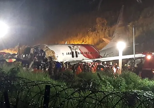 Hindistan'da iniş sırasında pistin dışına çıkan uçak ikiye bölündü 15 kişi öldü