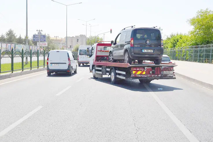 Diyarbakır'da süratle gelen otomobil park halindeki araca çarptı