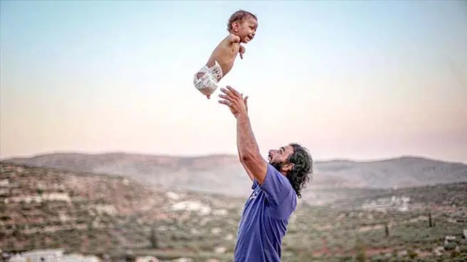 Doğuştan ayak ve kolları olmayan bebek İdlib'de yaşam mücadelesi veriyor