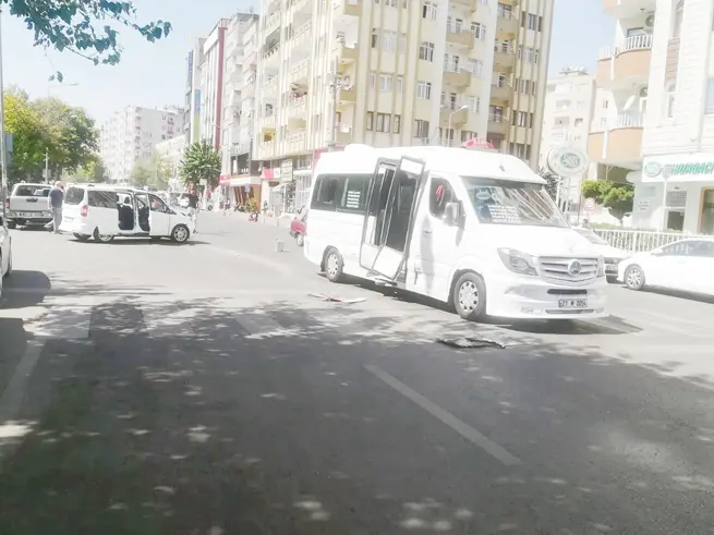 Diyarbakır’da hafif ticari araç ile minibüs çarpıştı
