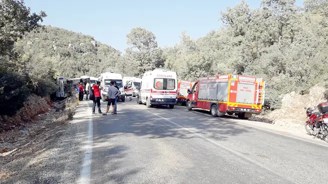 Mersin'de tarım işçisi taşıyan midibüs devrildi: 1 ölü, 28 yaralı