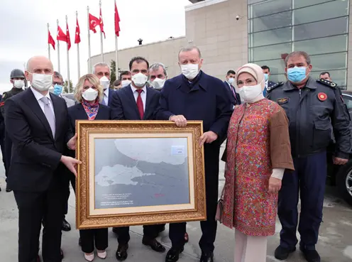 Cumhurbaşkanı Erdoğan'a, 15 Temmuz'da çizdiği rotanın tablosu hediye edildi