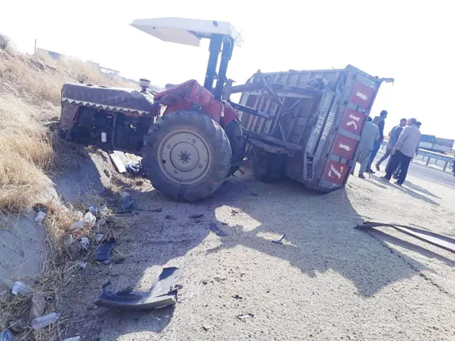 Diyarbakır'da traktör ile minibüs çarpıştı: 2 yaralı