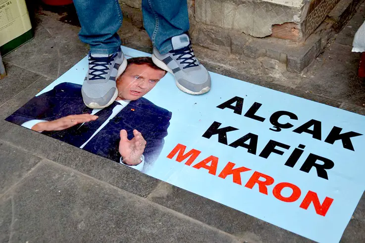 Diyarbakırlılar Macron'nun posterini ayaklar altına aldı