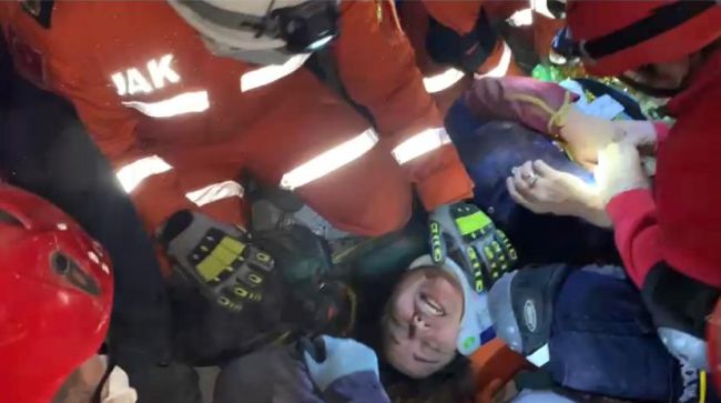 Bakan Pakdemirli'nin telefonla konuştuğu Buse Hasyılmaz 9,5 saat sonra enkazdan çıkarıldı