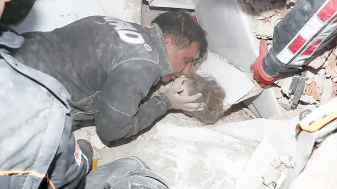 Küçük elleriyle yaşama tutunmak