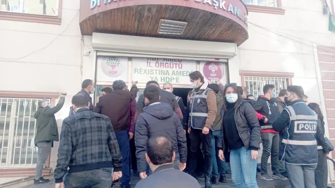 HDP’liler ile evlat nöbeti tutan aileler arasında 'hoşt' gerginliği 