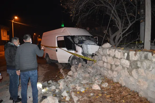 Adıyaman'da minibüs duvara çarptı: 3 yaralı