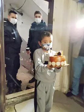 Polisten 7 yaşındaki çocuğa doğum günü süprizi