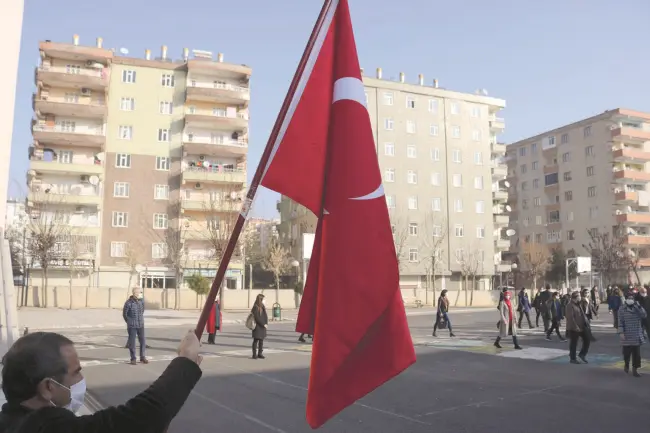 Diyarbakır'da bayrak töreni