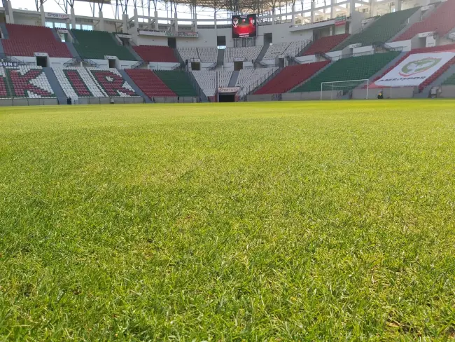Diyarbakır’da haftada iki maç yapılan stadın zemini göz kamaştırıyor