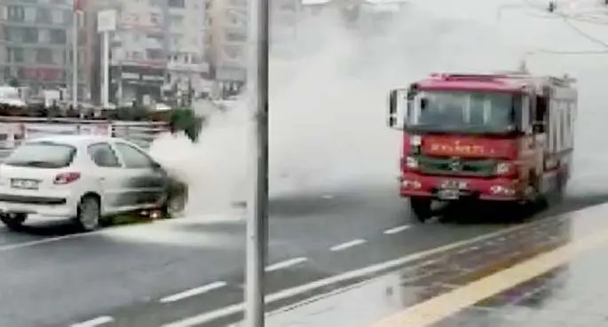 Diyarbakır'da seyir halindeki otomobil, alev alev yandı