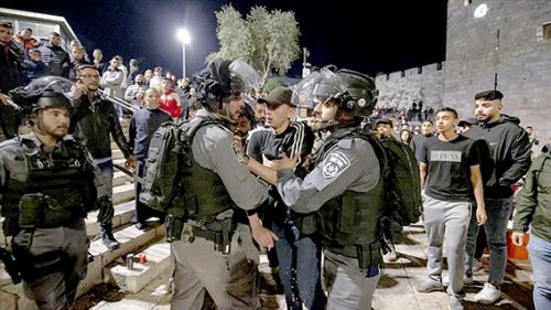 İsrail polisi, Şam Kapısı’nda kutlama yapan Filistinlileri dağıttı