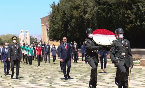Gençlik ve Spor Bakanı Kasapoğlu, Anıtkabir'i ziyaret etti