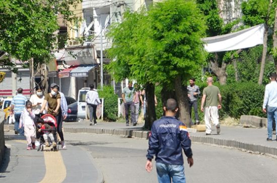 Diyarbakır'da tam kapanmaya rağmen vatandaşlar sokakları doldurdu