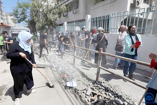 Filistinli gençler enkazı temizliyor