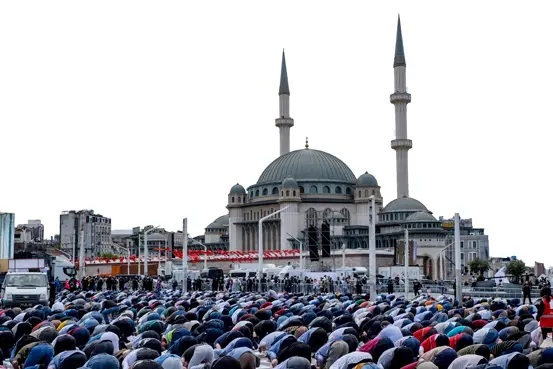 Taksim camii ibadete açıldı