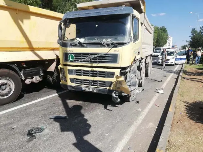 Çınar'da 3 aracın karıştığı kazada hasar oluştu