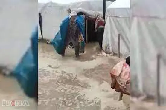Diyarbakır'dan Erzincan'a giden göçerlerin çadırları sular altına kaldı
