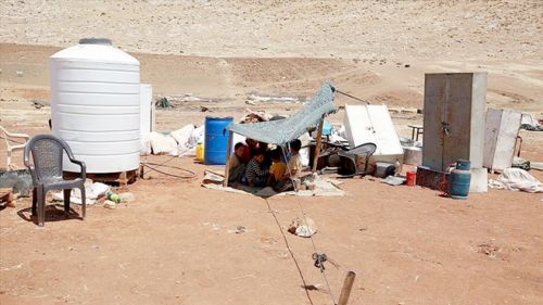 Filistinli bedevi aileler kavurucu yaz sıcağında ortada kaldı