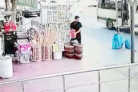 Baharatçıdan kahve çalan genç güvenlik kamerasına yakalandı