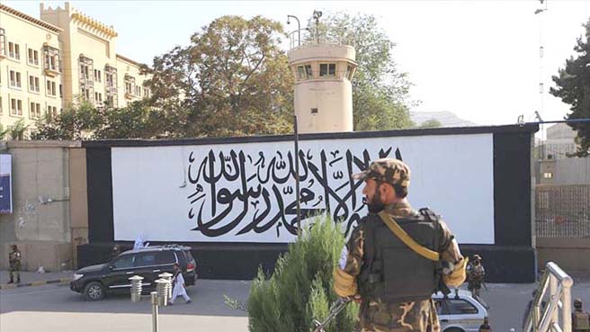 Kabil’de terk edilen ABD büyükelçiliğinin duvarına Taliban bayrağı çizildi