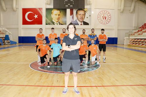Kadın antrenörün çalıştırdığı erkek hentbol takımının hedefi Süper Lig
