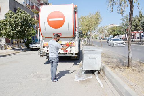 Ergani'de çöp konteynerleri dezenfekte ediliyor