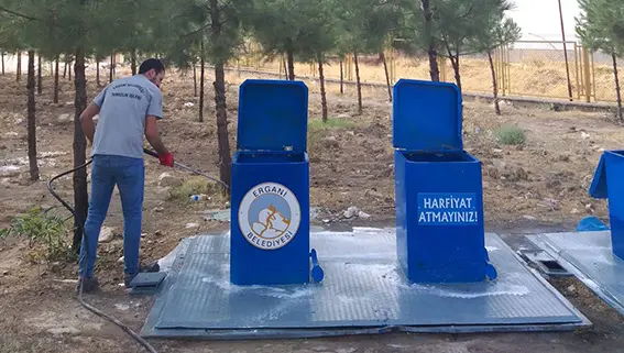Ergani'de yeraltı çöp konteynerleri yenilendi