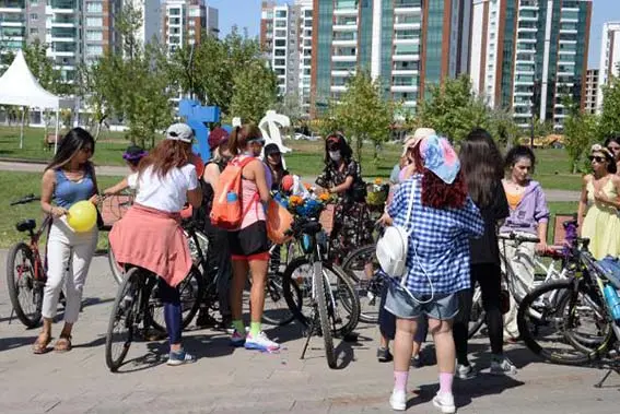 Diyarbakır'da Süslü Kadınlar Bisiklet Turu