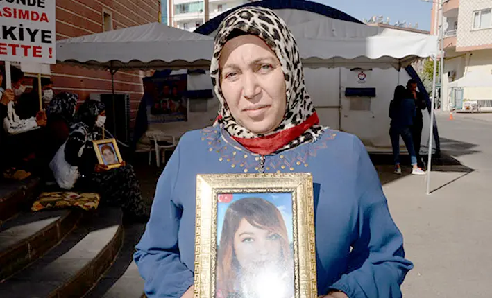 HDP önündeki anne: Evladımı almadan buradan kalkmayacağım