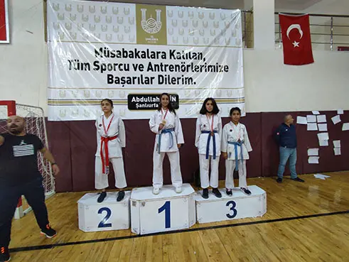 Bağlar Belediyespor'un kadın karatecisi rekorlarla bölge şampiyonu