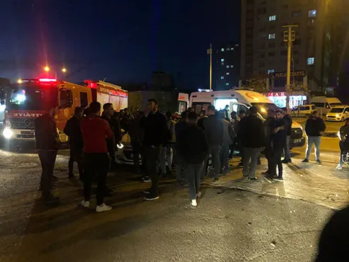 Diyarbakır'da otomobil ile kamyonet çarpıştı: 3 yaralı
