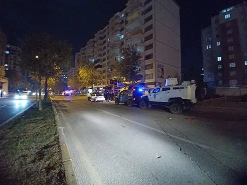 Diyarbakır’da otomobil çocuğa çarptı, akrabaları otomobile saldırdı